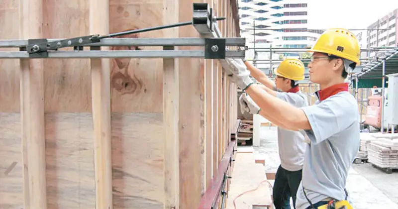香港建築模板業職工會的成立宗旨為謀求在香港從事建築業之釘板、拆板、上板、安裝或拆卸木模板及金屬模板等工程之所有僱員完全組織在本會之內。凡屬上述本行業之偏員，均應參加本會為會員，在本會團結互助之下，謀求僱員的應有權益。